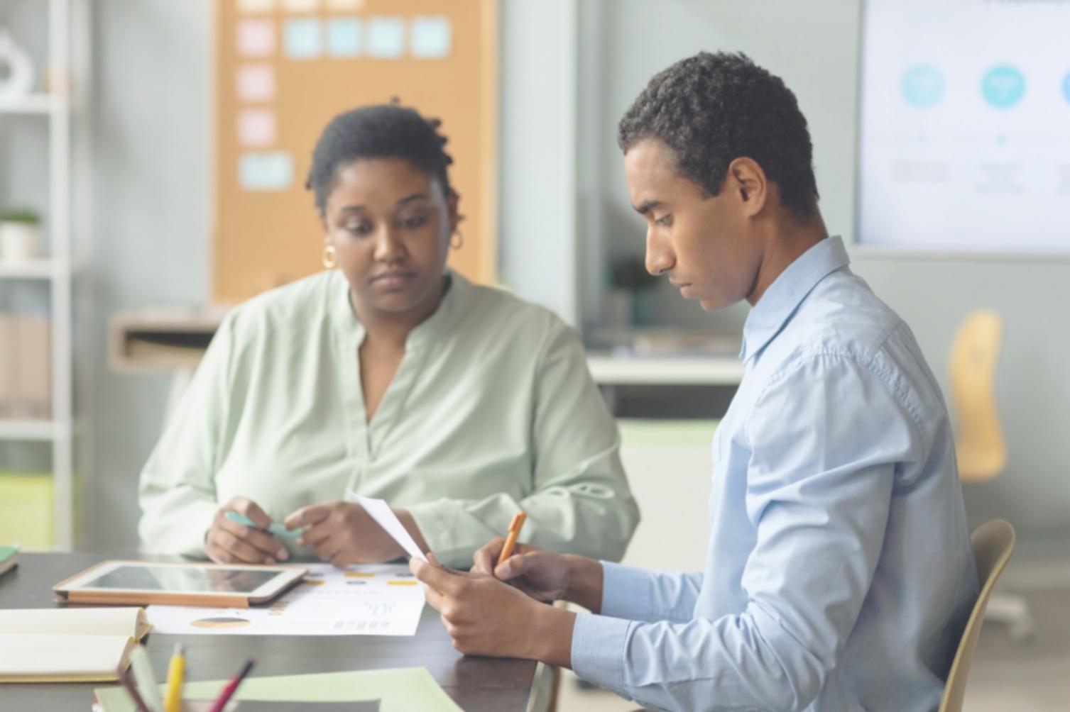 Persona organizando su planificación financiera con objetivos definidos